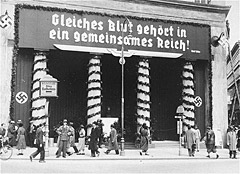 The Loos Haus, Vienna, 1938. The banner reads, “Those of the same blood belong in the same Reich!” (April 1938)