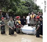印尼总统视察爪哇岛灾区