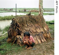 缅甸灾区一位受灾儿童