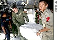 美国和缅甸军人卸下美国救援物资