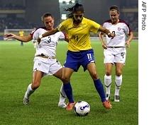Cristiane of Brazil, center, fights for the ball with Christie Rampone of the US, (l)  and Heather O'Reilly in their semifinal match, 27 Sep 2007 