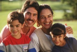 Imagen de una familia: un padre, una madre, un hijo, una hija