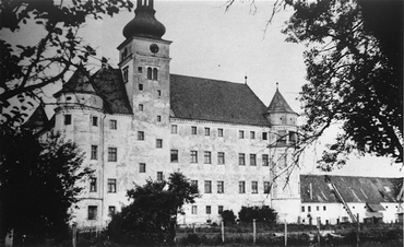 Château d’Hartheim, centre de meurtre par euthanasie où des personnes atteintes de handicaps physiques et mentaux furent tués par le gaz et par des injections mortelles. Hartheim, Autriche, date incertaine.