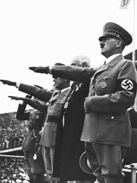 يؤدي أدولف هتلر تحية علم الدورة الأولمبية خلال الافتتاح ببرلين ألمانيا, 1 أغسطس 1936.