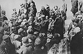 Ghetto troubador Jankiel Herszkowicz (center) with violinist Karol Rozenczwajg, Lodz ghetto, ca 1941. Photo by Mendel Grossman.