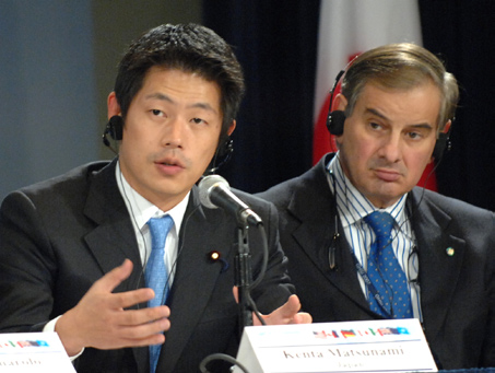 Kenta Matsunami (l), health secretary of Japan, and Donato Greco (c), head of the department of prevention and communications