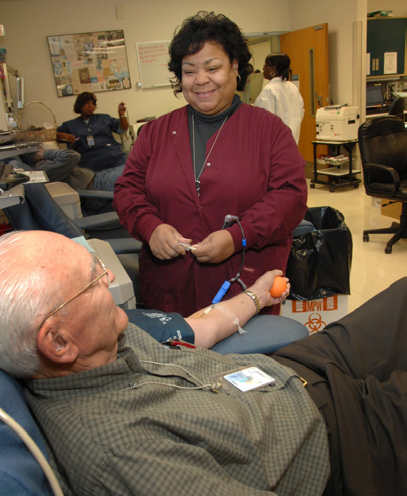 Glorice Mason draws blood from hemochromatosis patient and donor Richard Ahlberg.
