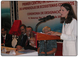 Lynn Scarlett, Subsecretaria del Departamento del Interior de los Estados Unidos estuvo presente para la designación del Acuario de Veracruz como el  Primer Centro Internacional de Educación Ambiental Costera.  Scarlett asistió a la ceremonia en representación de las agencias federales que forman parte de Coastal America y del Consejo sobre Calidad Ambiental de la Casa Blanca.
(14 de Junio de  2007)