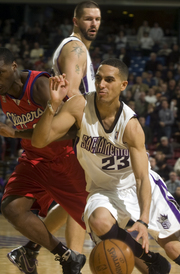 Kings break six game losing streak with close win over Clippers