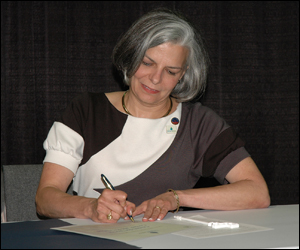 La directora de los CDC, Dra. Julie Gerberding y el administrador adjunto de la oficina del agua de la EPA, Benjamin Grumbles.