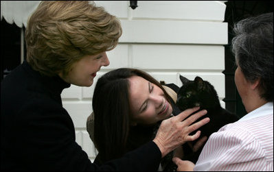 Miss Barbara Bush and Mrs. Laura Bush say goodbye to India, the First Kitty, as they prepared to depart the White House in November 2008 en route to Panama. The 18-year-old American Shorthair died peacefully at home Sunday, January 4, 2009. White House photo by Joyce N. Boghosian
