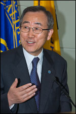 Foto: El Secretario General de la ONU Ban Ki-moon se dirige al personal de los CDC durante una breve, pero histórica visita. Foto de Greg Knobloch