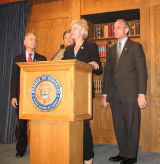 Tammy holds a press conference in Washington to introduce bi-partisan health care legislation