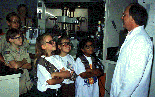 USGS Chemist talking to visiting students.
