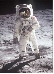Astronaunt walking on the moon