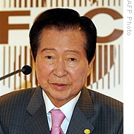 Former South Korean president Kim Dae-Jung speaks at a luncheon meeting with foreign correspondents in Seoul, 15 Jan 2009