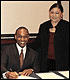 La foto de Subsecretario Margo M. McKay y Dwayne Ashley, el Presidente de TMSF que firma MOU
