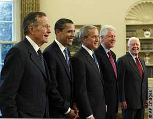 Bush, al centro y Obama, a su derecha, con 3 ex presidentes.
