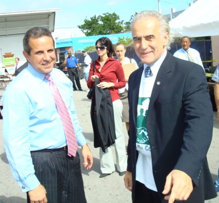 Miami Mayor Manny Diaz (left) is joined by Council Director Mangano at Miami’s December 12 Connect Event, known as Miami Cares. At a press conference that morning, where Mayor Diaz as President of the US Conference of Mayors had unveiled USCM’s latest Hunger and Homelessness Report revealing a reported 16% decrease in homelessness in Miami over the past year, Director Mangano praised Mayor Diaz for his leadership.