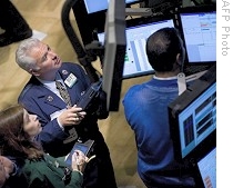 Trading on the floor of the New York Stock Exchange in New York, 28 Oct. 2008