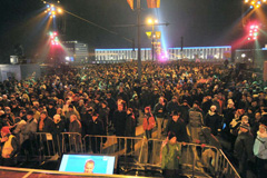New Year’s Eve revellers listening to Rocket Symphony at open-air concert © Linz09