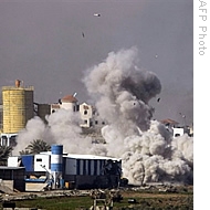 A cloud of smoke billows from the Gaza Strip following an Israeli strikes as seen from the Israel-Gaza border, 15 Jan 2009