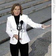 Israeli Foreign Minister Tzipi Livni addresses reporters following her meeting with French President Nicolas Sarkozy at Elysee Palace in Paris, 01 Jan 2009