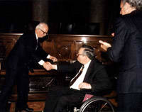 Abe Krash, president of the Friends of the Law Library of
  Congress, congratulates Charles Ruff on winning the 2000 Wickersham Award during
  a March 28 ceremony in the Chamber of the Supreme Court.
