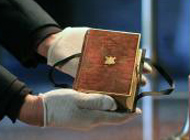 La biblia mide 15 centímetros de alto por diez de ancho y 4,5 de profundidad (Foto AP).