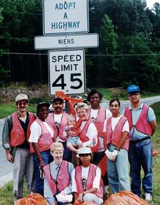Grupo voluntario para limpieza de una carretera