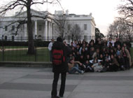 Turistas se amontonan frente a la Casa Blanca para sacarse fotos (Foto VOA).