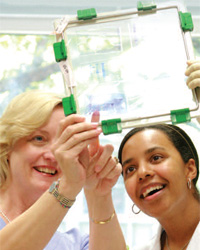 Susan Wente and student Kristen Noble investigate how molecules travel between the nucleus and cytoplasm of the cell. Photo by Dana Thomas for Vanderbilt Medical Art Group.