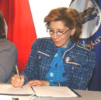 ACHP vice chair Castro signs the MOU (photo: DOI)