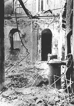 Synagogue sépharade détruite au cours du pogrom de la Garde de fer du 21 au 23 janvier. Bucarest, Roumanie, janvier 1941.