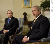 President George W. Bush meets with Mexican President Felipe Calderon (l) in the Oval Office at the White House in Washington, 13 Jan 2009