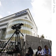 Media personnel wait outside office of Satyam Computer Services Ltd. in Hyderabad, India, 08 Jan 2009
