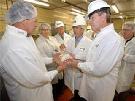 USDA Secretary Johanns and HHS Secretary Leavitt tour Boyle’s Famous Corned Beef in Kansas City to observe procedures the meat processing facility takes to ensure its products are safe. Photo by Bob Nichols
