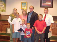 Senator Crapo honors Cary and Cherie Hamilton with the Spirit of Idaho, August 19, 2004