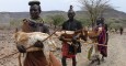Lokale Ekulan (en el centro) seguido por su hija Atabo Ekulan llevan cabras a cuestas. Autora: Jane Beesley/Oxfam