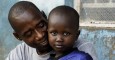 Mohammed Kamara (40) cuida de sus dos hijos y del hijo de la hermana de su mujer, Ibrahim (3). Autor: Aubrey Wade/Oxfam
