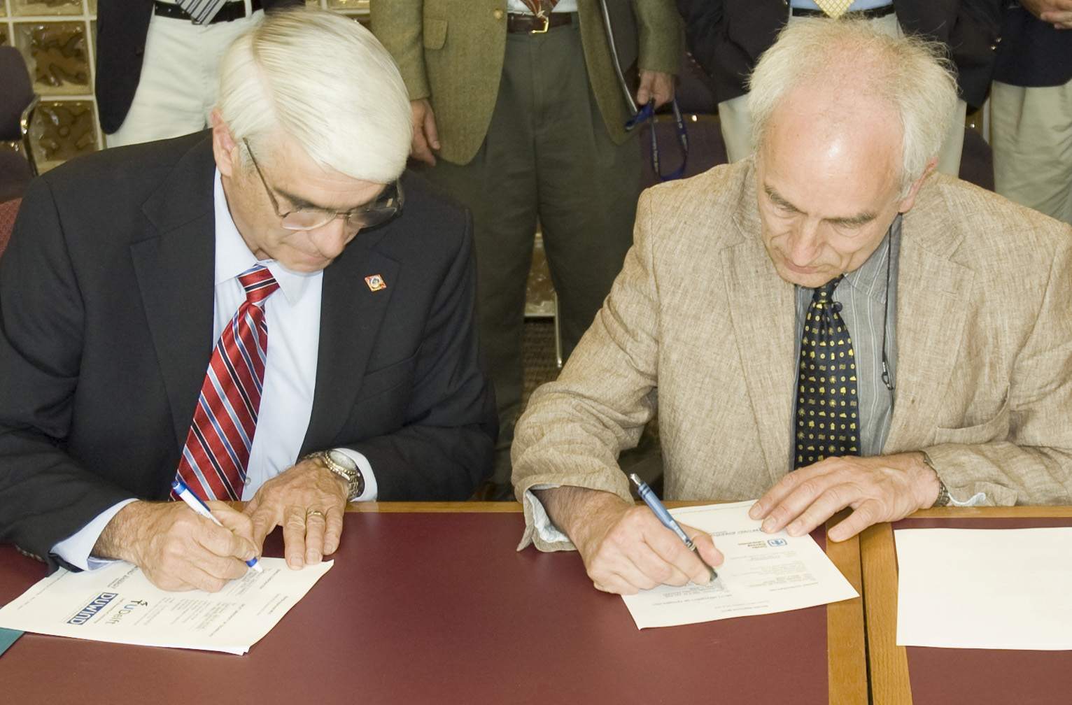 Sid Gutierrez (left), and Gijs van Kuik, sign MOU on wind research