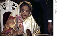 Sheikh Hasina signs the oath document after swearing in as Bangladesh PM in Dhaka, 06 Jan 2009