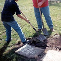 5th grade students help repair cemetery as part of their Iowa heritage studies