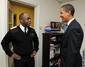 الاميرال البحري إيرل غاي في لقاء مع الرئيس المنتخب باراك أوباما