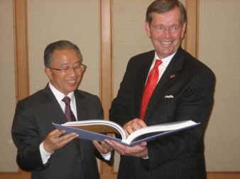 May 15, 2008 – U.S. Secretary of Health and Human Services (HHS) Michael O. Leavitt (right) and Chinese State Councilor Dai Bingguo at the Zhongnanhai leadership compound, in Beijing.