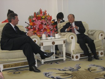 May 16, 2008 – U.S. Secretary of Health and Human Services (HHS) Michael O. Leavitt (left) meets with the Honorable Li Chiangjiang, Minister of the General Administration for Quality Supervision, Inspection and Quarantine (AQSIQ) of the People's Republic of China, at AQSIQ headquarters in Beijing. (Photo Credit: Bill Steiger, HHS)