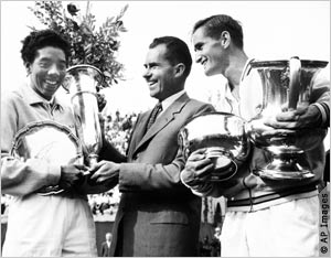 Le vice-président Richard Nixon présente à Althea Gibson le trophée du Championnat national de tennis le 8 septembre 1957. (© AP Images)  