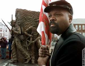 Un ancien combattant afro-américain porte le drapeau américain.