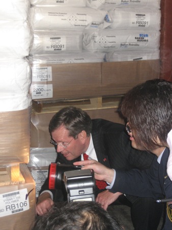 May 12, 2008 – The Honorable Michael O. Leavitt, U.S. Secretary of Health and Human Services, joins officials from the Shanghai Entry-Exit Inspection and Quarantine Bureau to look at goods in a container at the Waigaoqiao Section of the Port of Shanghai.