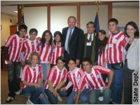 El secretario de Estado adjunto, Thomas A. Shannon, con jóvenes embajadores de Paraguay.